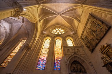 Cuenca, İspanya - 4 Temmuz 2018: Cuenca Castilla la Mancha, İspanya daki ünlü Gotik katedral içinin.