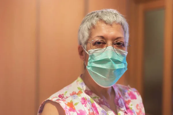 Starsza Kobieta Noszenia Maseczka Twarzy Koncepcja Grypy Lub Alergii — Zdjęcie stockowe