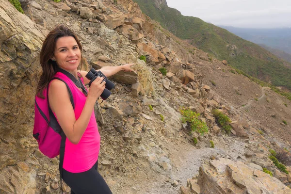 Uzun yürüyüşe çıkan kimse kadın yolu işaret dürbün ile dağın zirvesinde