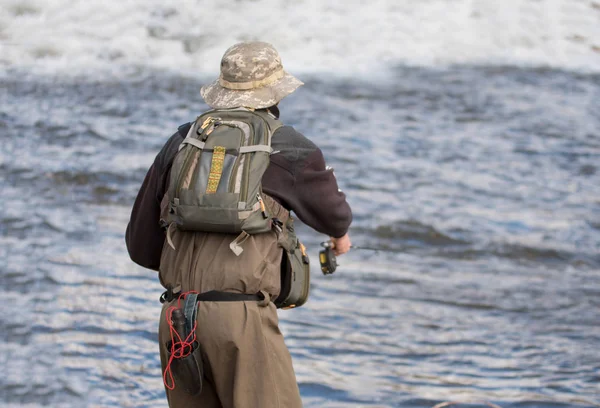 Genç Adam Flyfishing Nehri Üzerinde — Stok fotoğraf