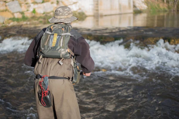 Genç Adam Flyfishing Nehri Üzerinde — Stok fotoğraf