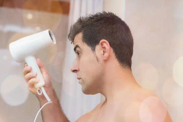 Bel Homme Qui Sèche Les Cheveux Avec Sèche Cheveux Concept — Photo