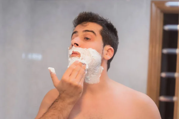 Hombre Guapo Afeitándose Barba Baño —  Fotos de Stock