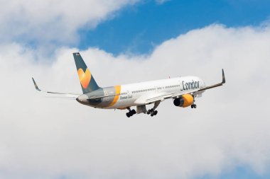Tenerife, İspanya - Tenerife Güney Havaalanı'ndan kalktıktan Thomas Cook Condor uçak.