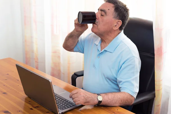 Hombre Mayor Tomando Café Trabajando Computadora — Foto de Stock