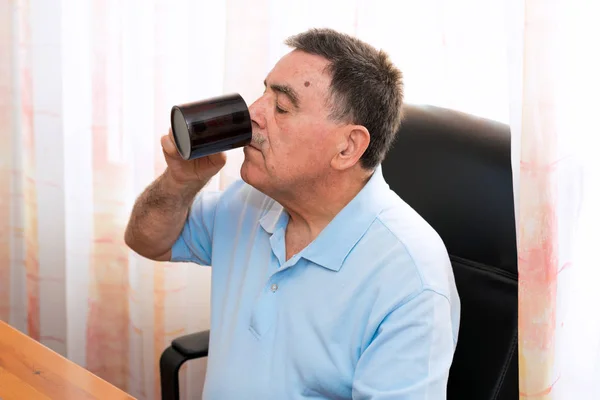 Hombre Mayor Tomando Café Trabajando Computadora — Foto de Stock