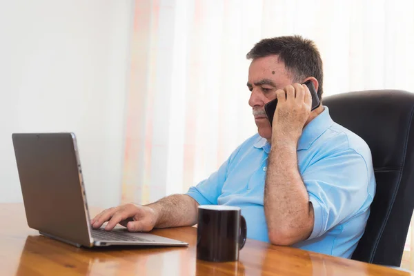 Angry Senior Man Working Laptop While Talking Phone Negative Emotion — Stock Photo, Image