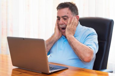 Sürpriz komuta sizde laptop ile çalışma.