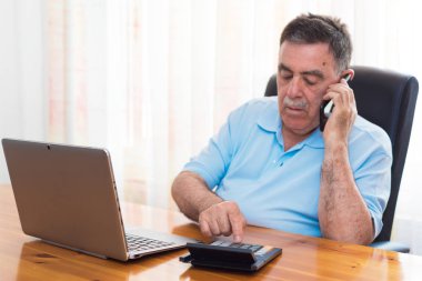 Onun muhasebe, finansal danışmanı yapan erkek.