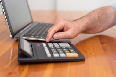 Onun muhasebe, finansal danışmanı yapan erkek.