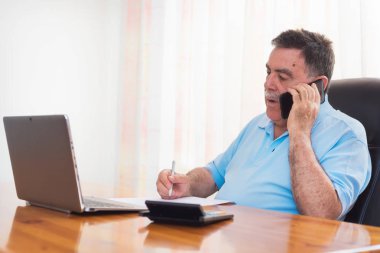 Onun muhasebe, finansal danışmanı yapan erkek.