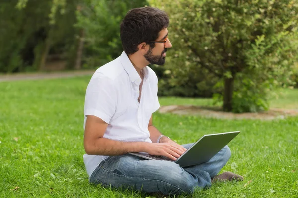 Parkta bir selfie alarak genç hipster adam