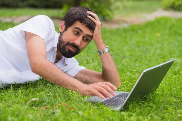 Young Man Working His Laptop While Lying Grass Park Bored — Stock Photo, Image