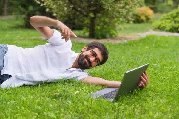 Young Man Working His Laptop While Lying Grass Park Happy — Stock Photo, Image
