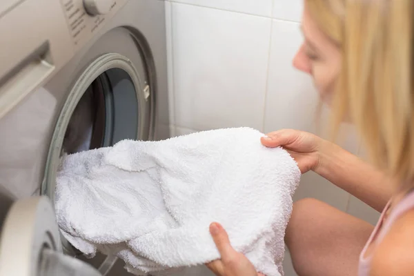 Junge Blonde Frau Wäscht Wäsche Flach Tief Feld — Stockfoto