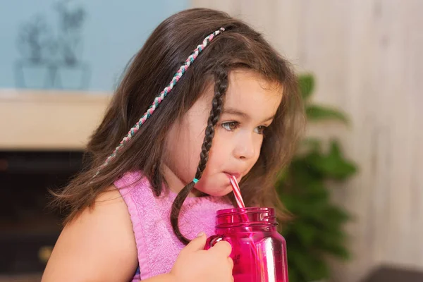 Portret Van Een Schattig Klein Meisje — Stockfoto