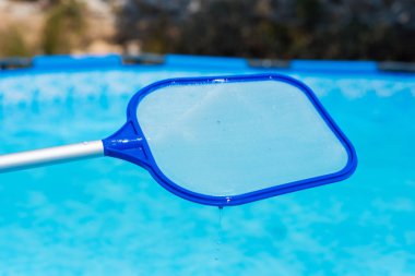 Arka bahçe Yüzme havuzu temizlemeye yakın çekim