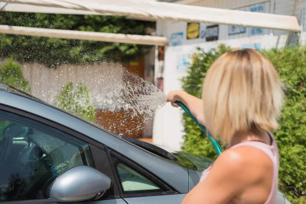 Jovem Mulher Lavando Carro Com Mangueira Detalhes Carro — Fotografia de Stock