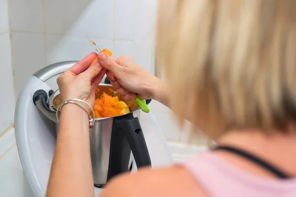 Vrouw Handen Voorbereiding Pompoen Puree Cook Machine — Stockfoto