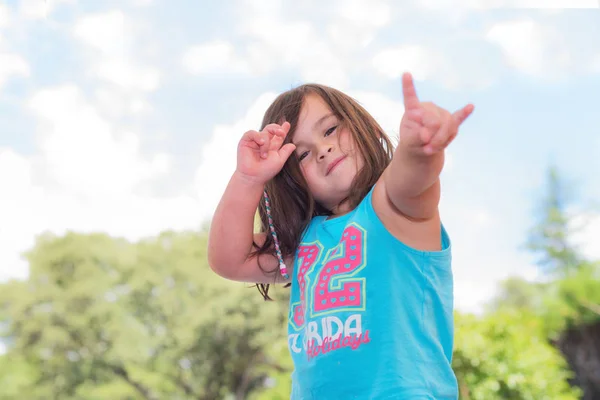 Petite Fille Mignonne Jouant Plein Air — Photo