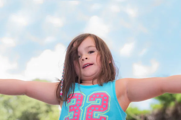 Linda Niña Jugando Aire Libre — Foto de Stock