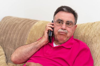 Telefonda konuşurken ciddi bir komuta sizde ifade portresi