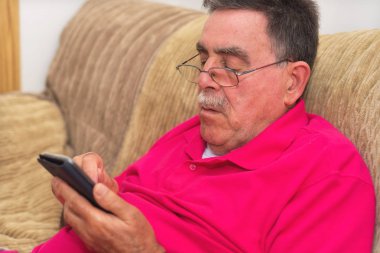 Akıllı telefon kullanarak portre kıdemli kadar kapatın