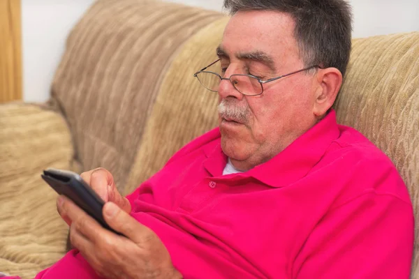 Akıllı telefon kullanarak portre kıdemli kadar kapatın