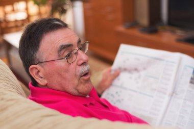 Gazete okuyan üst düzey bir adam portresi