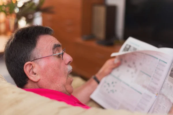 Retrato Homem Sênior Lendo Jornal — Fotografia de Stock