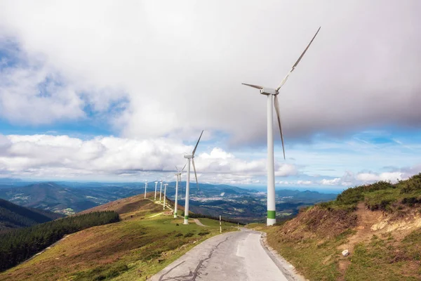 Возобновляемая Энергия Ветряные Турбины Эольский Парк Живописном Ландшафте Страны Басков — стоковое фото