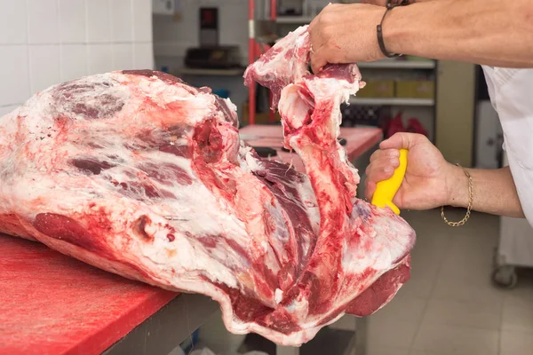 Carnicero Cortando Carne Carnicería Cerca — Foto de Stock
