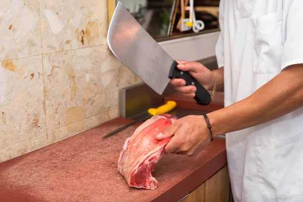 Butcher Cutting Steaks Butcher Shop — Stock Photo, Image