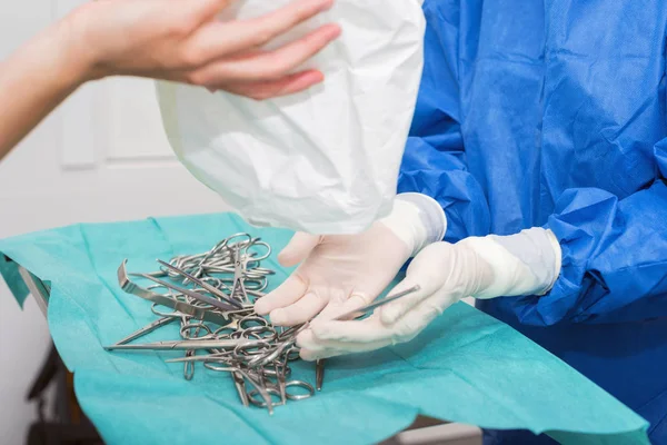 Peelingschwester Bereitet Medizinische Instrumente Für Die Operation Vor — Stockfoto