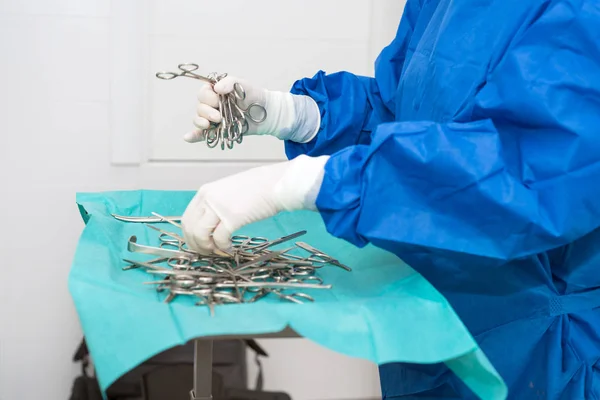 Enfermeira Esfoliação Preparando Instrumentos Médicos Para Operação — Fotografia de Stock