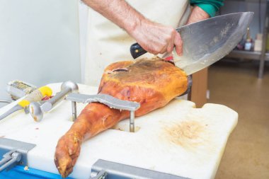 İber jambon kesme endüstriyel proses işçisi el yakın çekim