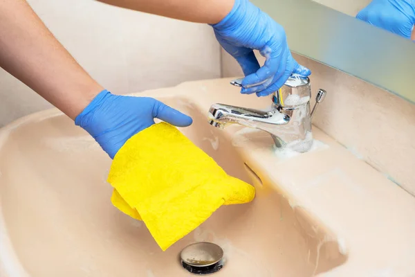 Man Cleaning Bathroom Sink — Stock Photo, Image