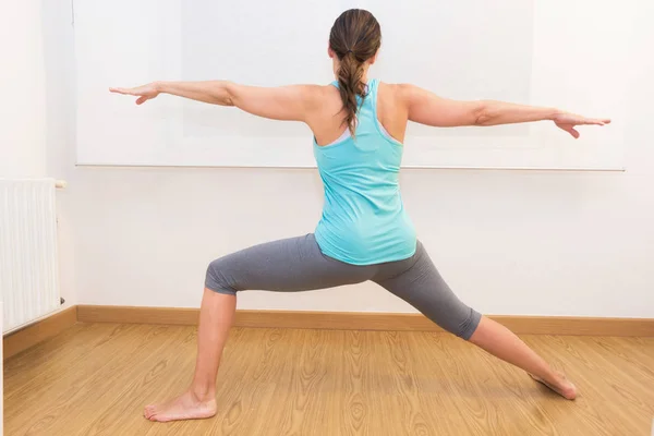 Joven Atractiva Mujer Practicando Yoga —  Fotos de Stock