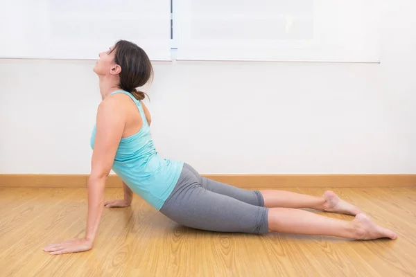 Atractiva Mujer Forma Usando Ropa Deportiva Haciendo Ejercicio Casa —  Fotos de Stock