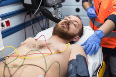Ambulansta hasta göğsünde EKG elektrotları