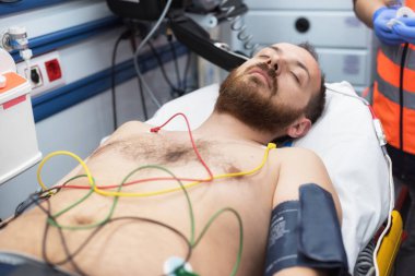 Ambulansta hasta göğsünde EKG elektrotları