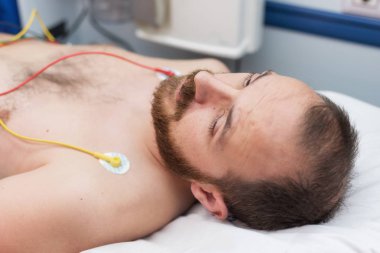 Ambulansta hasta göğsünde EKG elektrotları