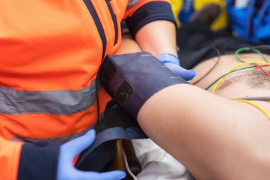 Acil doktor ambulans bir hastada kan basıncı kontrol