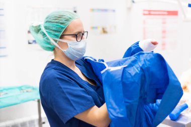 Cerrah ameliyat için hazırlanıyor