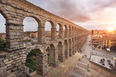 Dramatik günbatımı ünlü Segovia kemeri, Castilla y leon, İspanya.