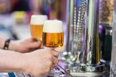 İki bira gözlük bir pub dokunun içinde toplama barmen