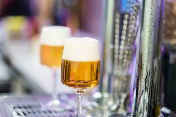 Twee Bierglazen Kraan Van Een Pub — Stockfoto