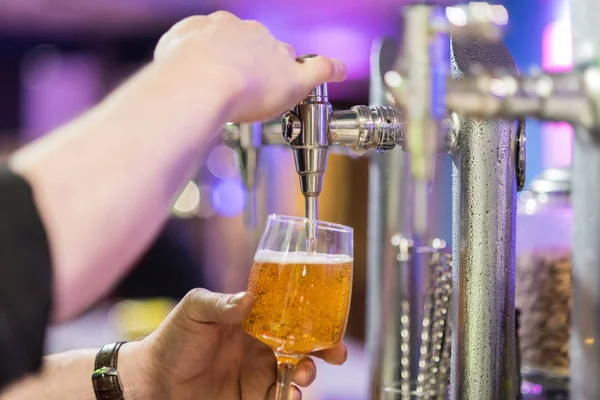 Barman Pils Een Glas Gieten Ondiepe Dof Selectieve Aandacht — Stockfoto