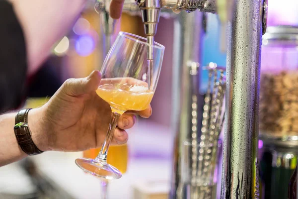 Barmen Bir Cam Lager Bira Döküyor Sığ Dof Seçici Odak — Stok fotoğraf