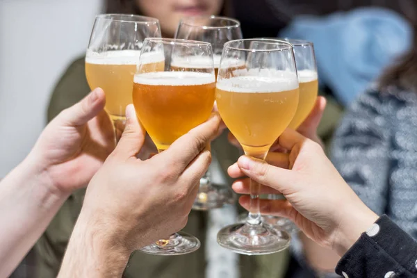 Grupo Amigos Bebiendo Cerveza Tostadas Pub — Foto de Stock